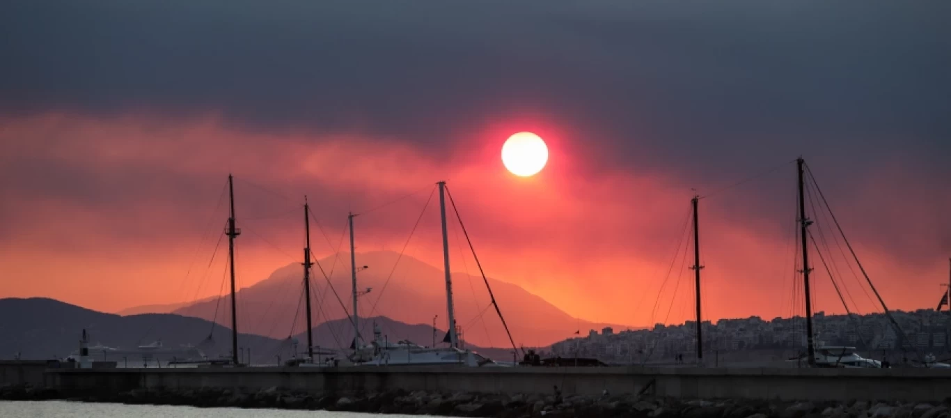 Φωτιά στα Βίλια: Οι καπνοί ήταν ορατοί ακόμα και στην παραλία του Φαλήρου (φώτο)